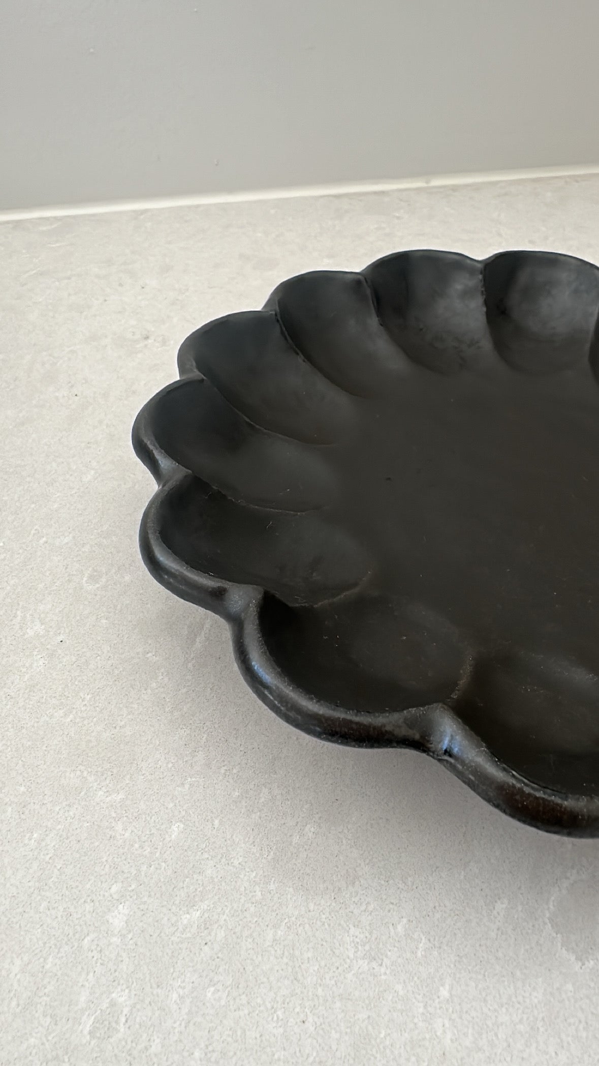 Rinka Japanese Black Scallop 21cm Plate