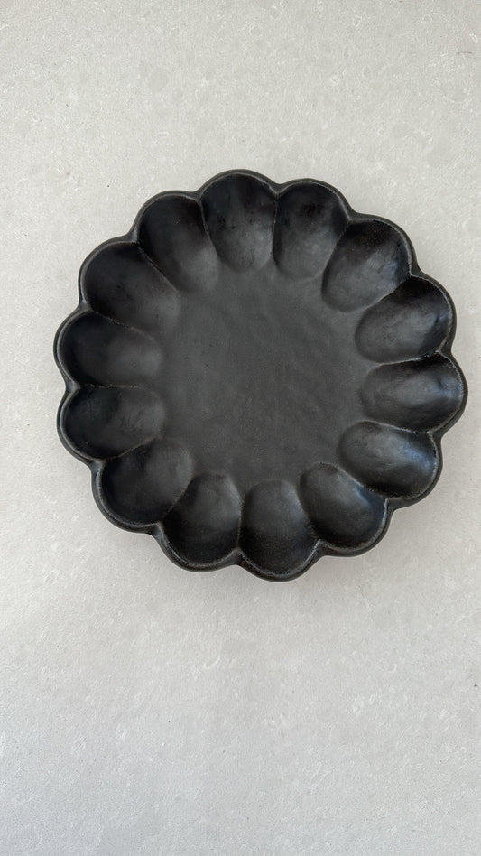 Rinka Japanese Black Scallop 21cm Plate